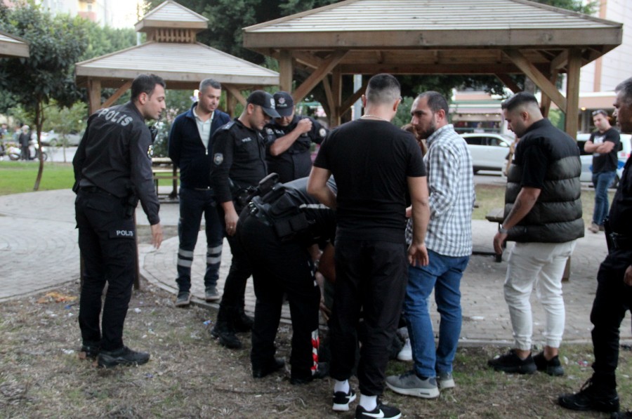 Antalya'da kız arkadaşıyla tartışan adam ağlayarak ayaklarına kapandı