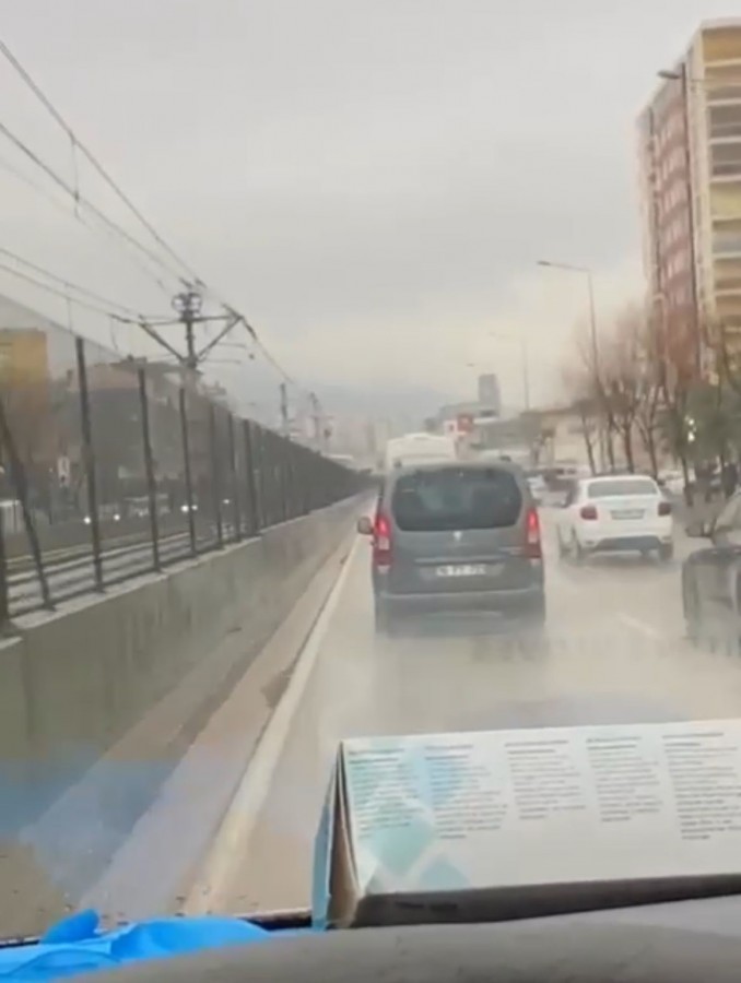 Bursa'da araç sürücüsü ambulansa yol vermedi!
