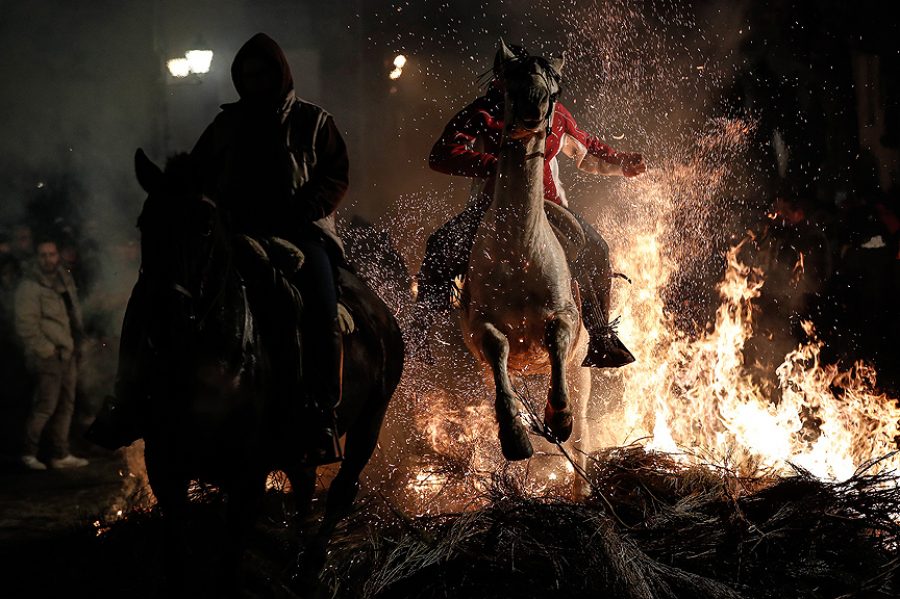 Испания день огня и животных. На коне сквозь огонь вестерн. Las Luminarias: a Spanish Festival of Fire and Horses.