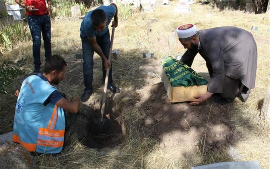 Çöpe atılan bebek kimsesizler mezarlığına defnedildi