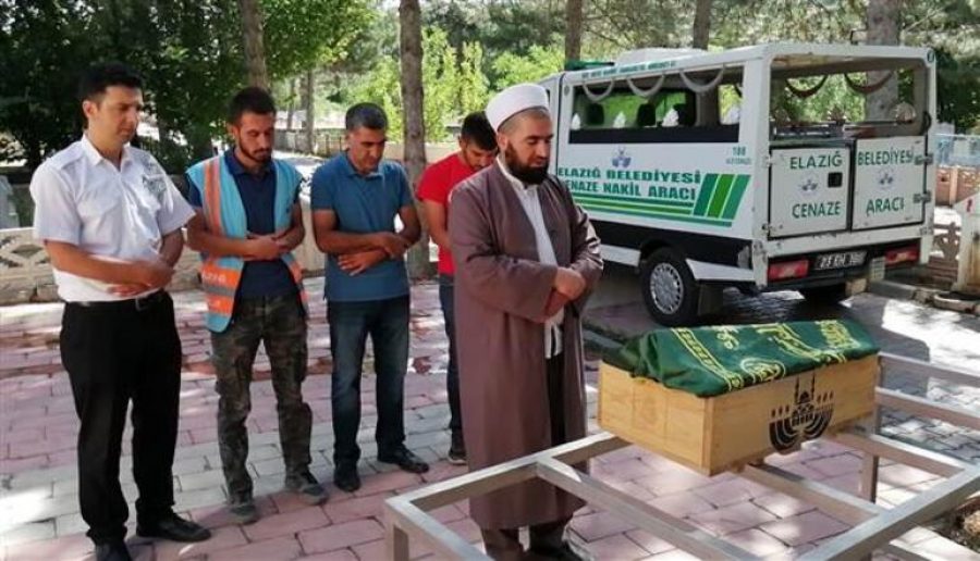 Çöpe atılan bebek kimsesizler mezarlığına defnedildi