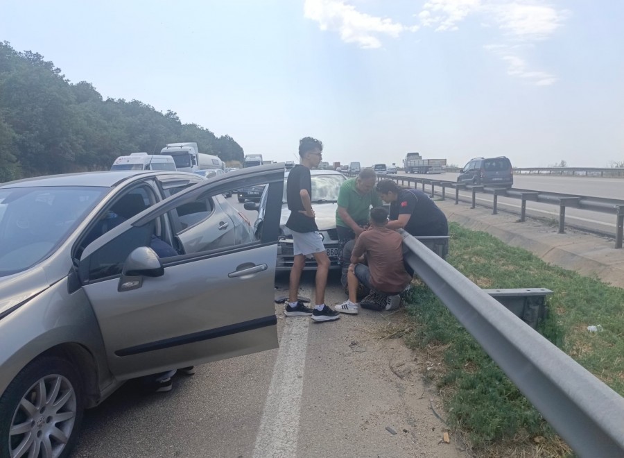 Bursa'da Otoyolda 8 Araçlı Zincirleme Trafik Kazası - Bursa Haberleri ...