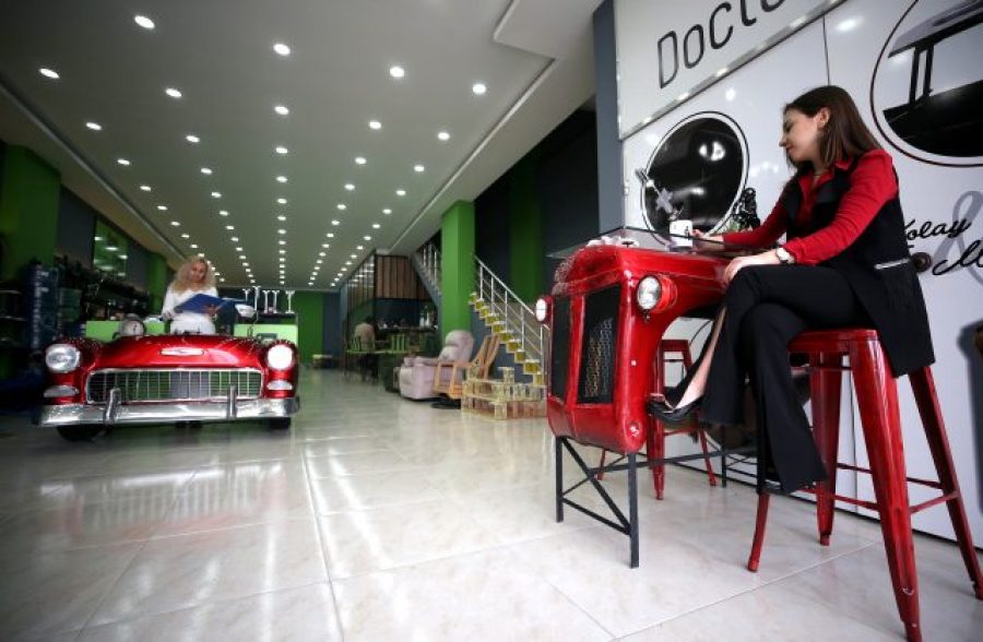 Bursa�da "Klasik araba" görünümlü koltuk takımı ve çalışma masası