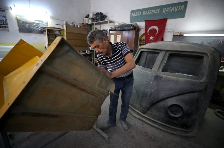 Bursa�da "Klasik araba" görünümlü koltuk takımı ve çalışma masası