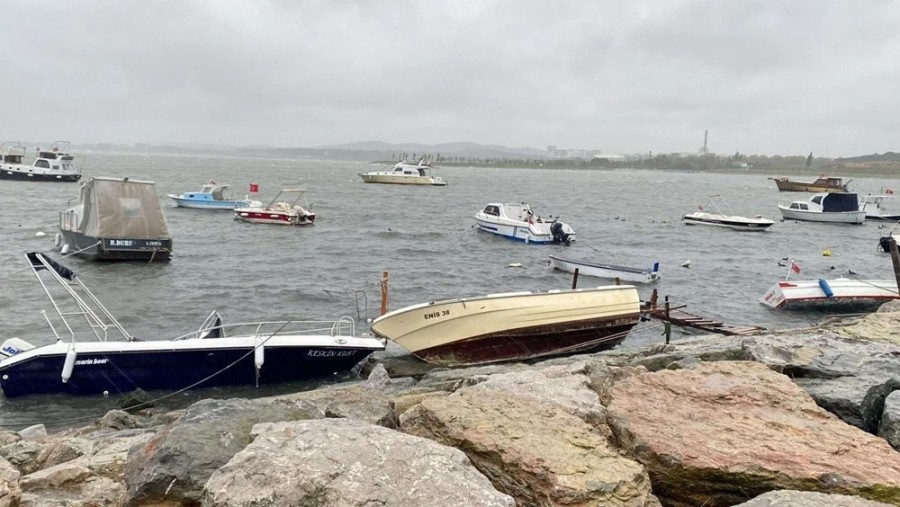 Kocaeli'de tekneler karaya vurdu