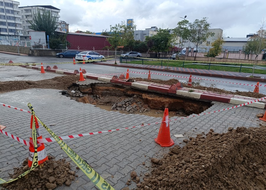 Siirt'te sağanak yağış sonucu yol çöktü