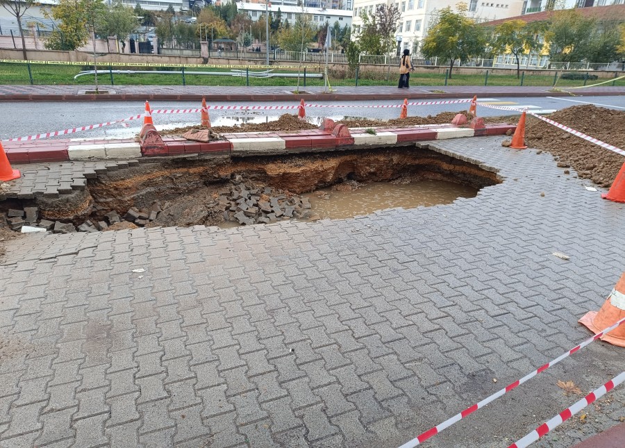 Siirt'te sağanak yağış sonucu yol çöktü
