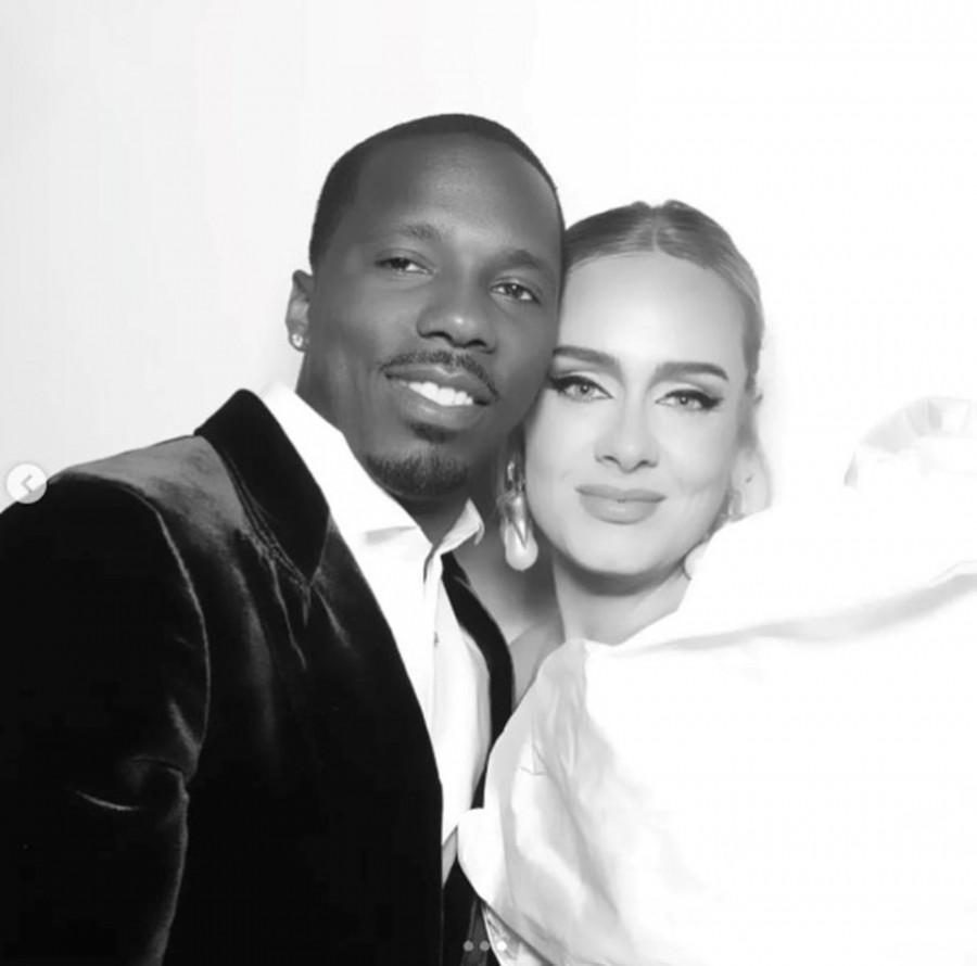 Adele evlendiğini açıkladı