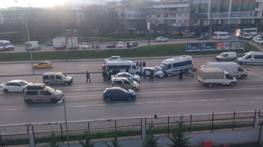 Bursa'da Zincirleme Kaza! 5 Araç Birbirine Girdi - Bursa Haberleri ...