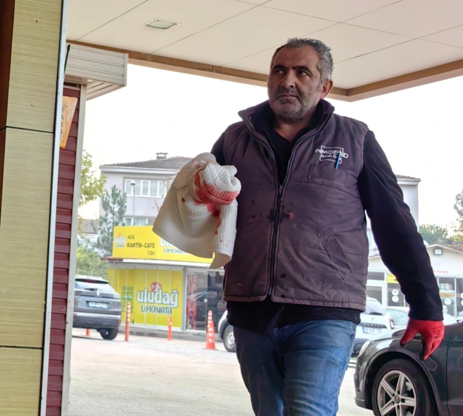 Bursa'da işçi elini kesim makinesine kaptırdı!