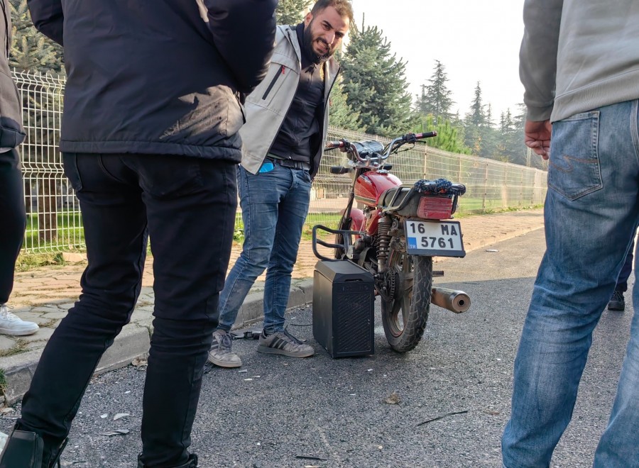 Bursa'da kaza geçirdi, acısını unutup bilgisayarını sordu