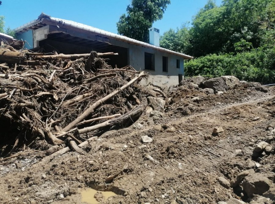 Bursa Karacabey�deki selin yaralarını Büyükşehir Belediyesi sarıyor