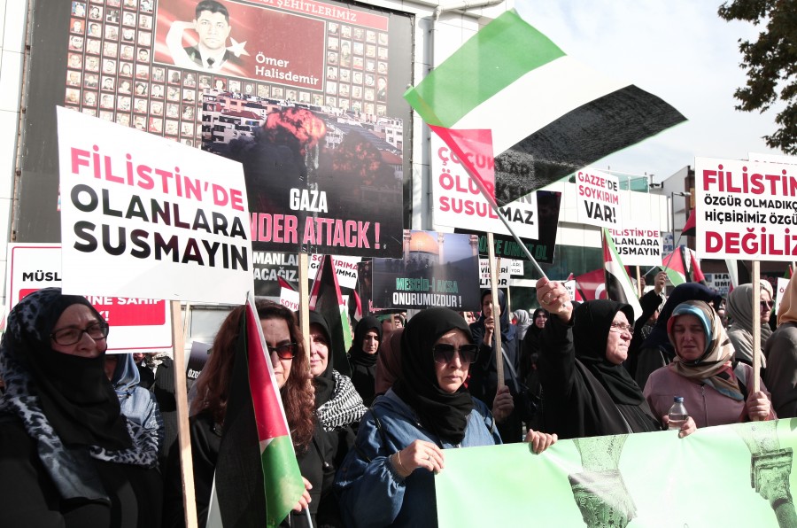 Bursa'da İsrail-Filistin savaşında zarar gören siviller için sessiz oturma eylemi