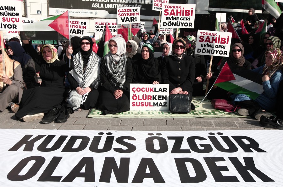 Bursa'da İsrail-Filistin savaşında zarar gören siviller için sessiz oturma eylemi