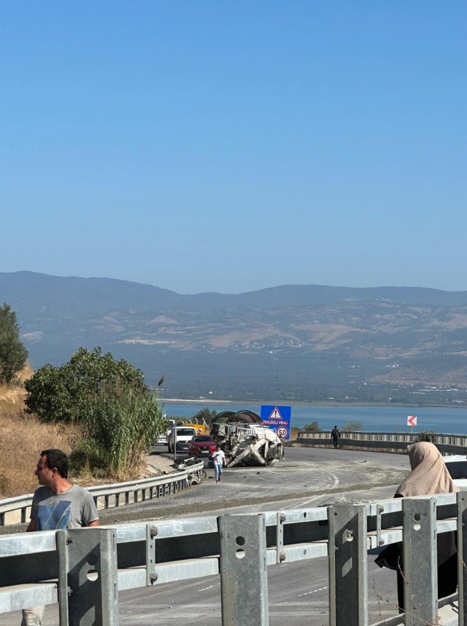 Bursa'da iki beton mikseri kafa kafaya çarpıştı! 1 ölü, 1 ağır yaralı