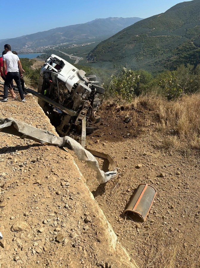 Bursa'da iki beton mikseri kafa kafaya çarpıştı! 1 ölü, 1 ağır yaralı