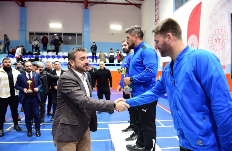 2. Geleneksel Reşit Karabacak Güreş Turnuvası'nda nefes kesen müsabaka