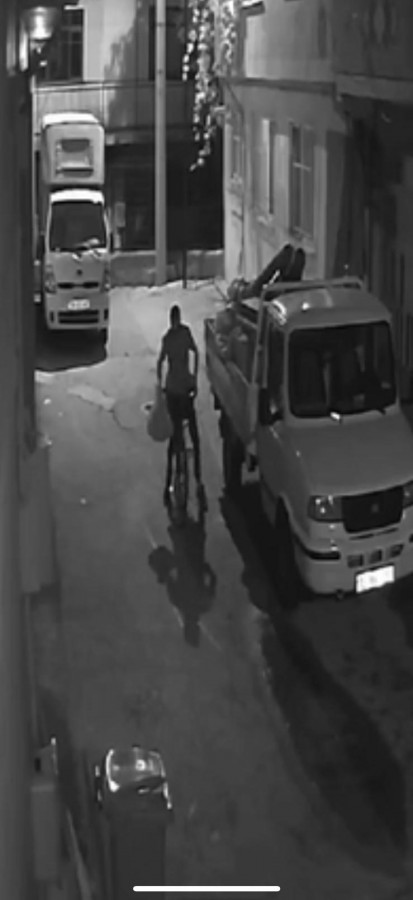 Bisikletli cambaz hırsız kamerada