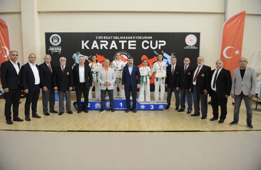 Bursa Yıldırımlı karatecilerden 50 madalya