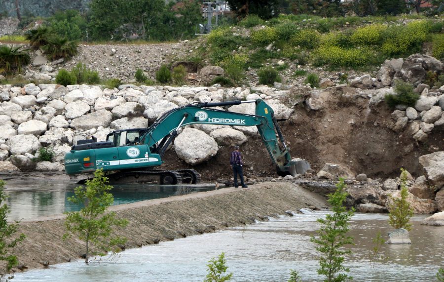 acÄ±lÄ± baba suyun tahliyesi iÃ§in taÅlarÄ± elleriyle attÄ± ile ilgili gÃ¶rsel sonucu