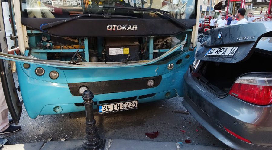 Tuzlaâda bir hafriyat kamyonunun Ã§arptÄ±ÄÄ± halk otobÃ¼sÃ¼nÃ¼n park halindeki otomobile Ã§arpmasÄ± sonucu meydana gelen kazada 10 kiÅi yaralandÄ±. ile ilgili gÃ¶rsel sonucu