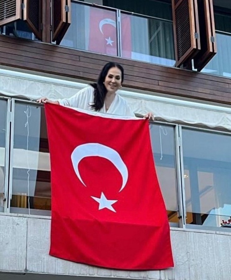Türkan Şoray 3 gün önceden Türk bayrağını astı