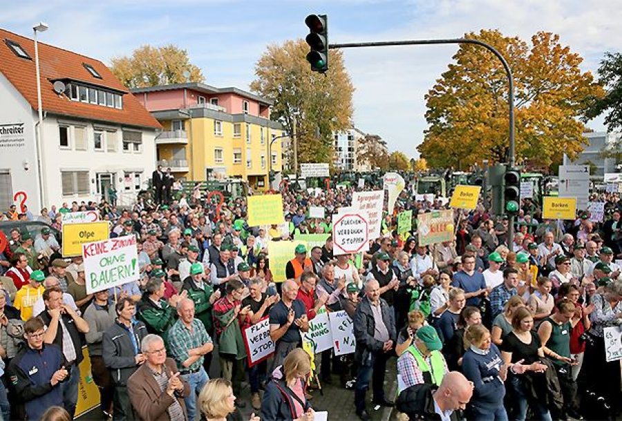 Berlin'de Merkel hükümetine ilginç protesto Dünyadan Haberler