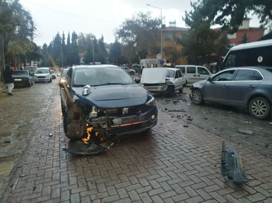 Isparta'da Zincirleme Kaza: 1 Yaralı - Güncel Haberler - Bursadabugun.com