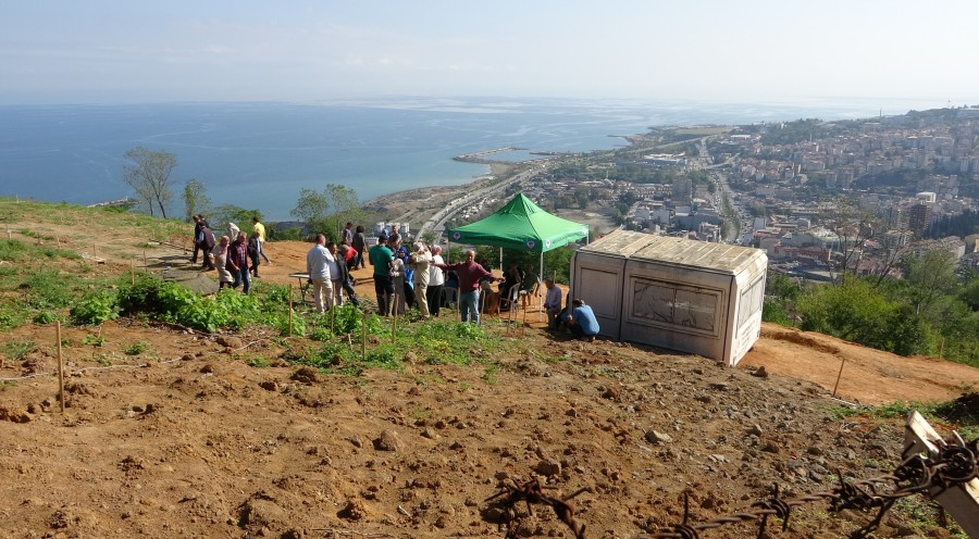Böylesi ancak fıkralarda olur! Manzaralı mezar kavgası