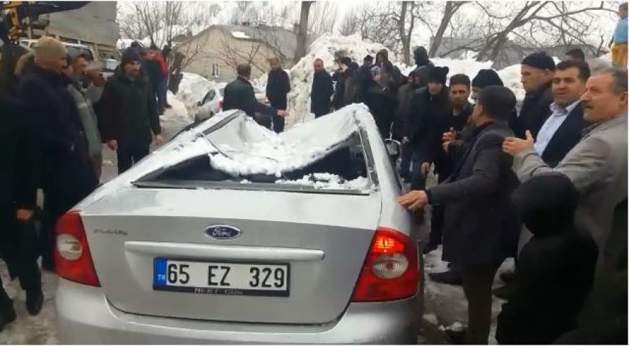 Hakkari Haberleri: Çatıdan düşen kar, otomobili hurdaya çevirdi Hakkari Haberleri: Çatıdan düşen kar, otomobili hurdaya çevirdi