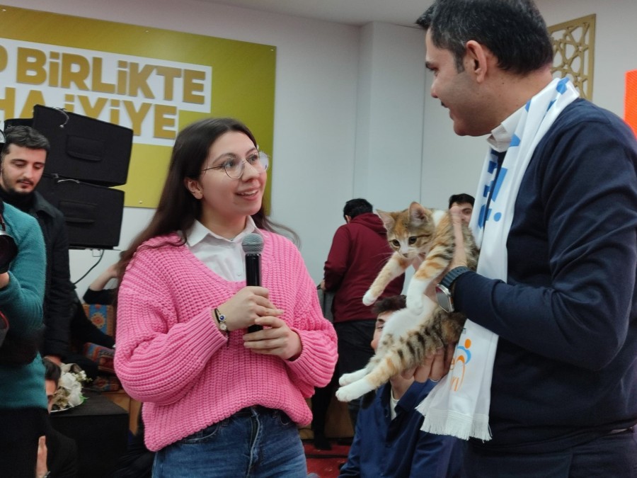 İBB Başkan adayı Murat Kurum'a kedi hediyesi