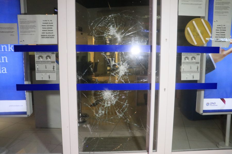 ATM kartını yutunca yetkiliye ulaşmak için bankanın camını kırdı ...