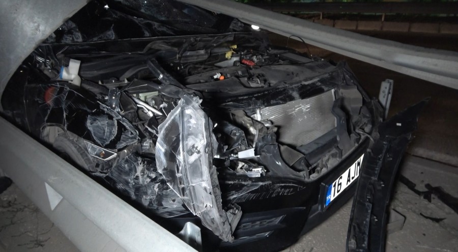 Bursa'da kaza yapan sürücü otomobilini bırakıp kaçtı