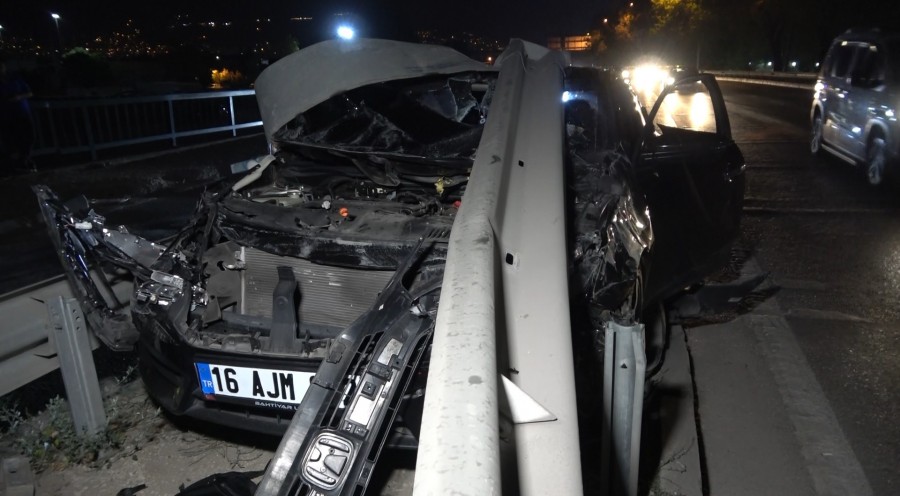 Bursa'da kaza yapan sürücü otomobilini bırakıp kaçtı