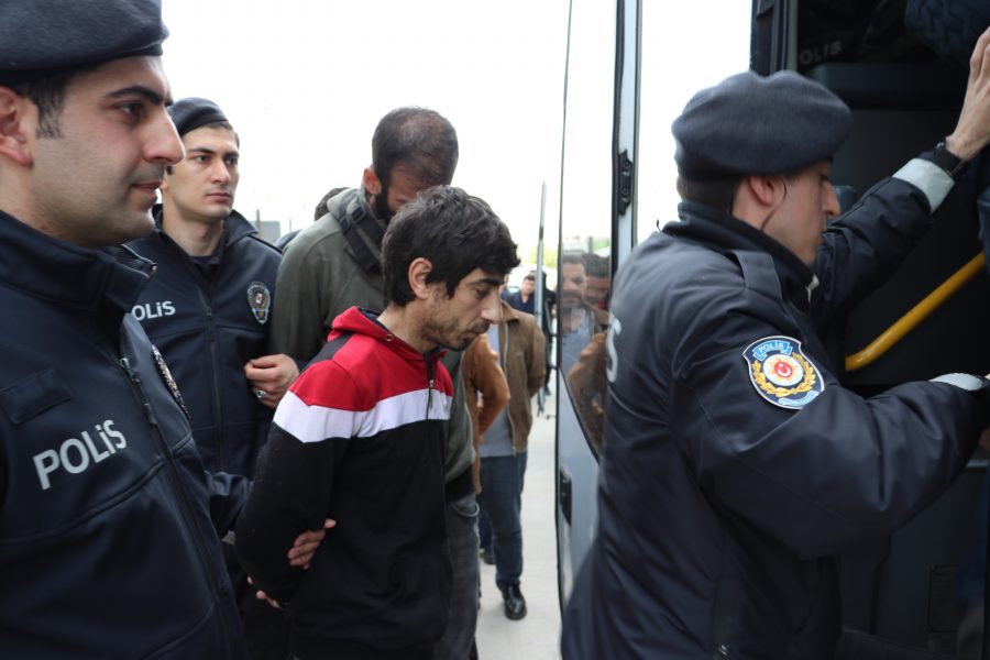 Bursa�da çelik kasalarla uyuşturucu taşıyan çete hakim karşısında