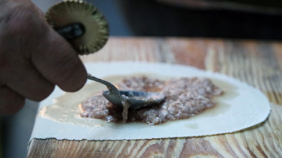 Bursa'da 135 yıllık çiğ börek hikayesi 'çöven kazan' ile sürüyor