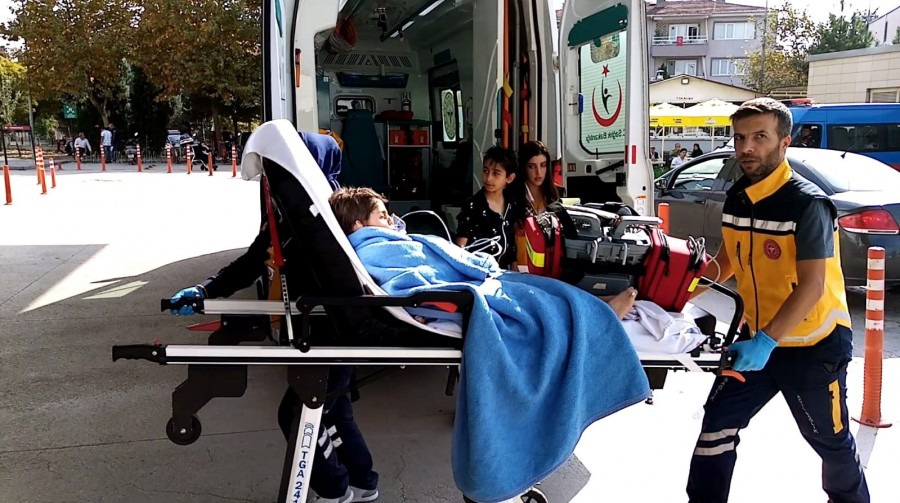 Bursa'da gölete düşen iki oğlunu boğulmaktan son anda kurtardı!