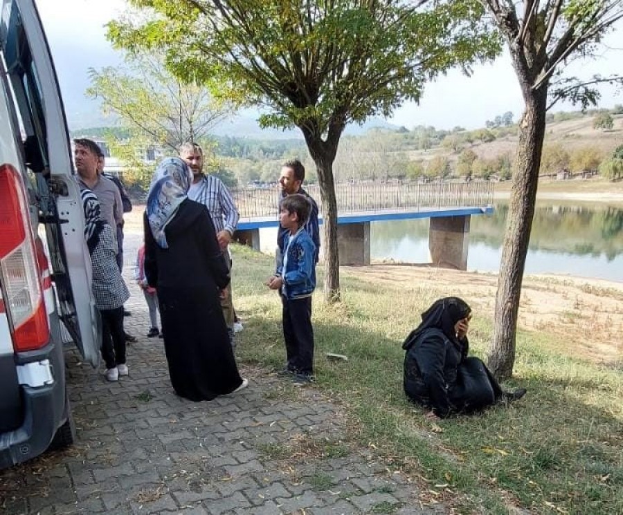 Bursa'da gölete düşen iki oğlunu boğulmaktan son anda kurtardı!