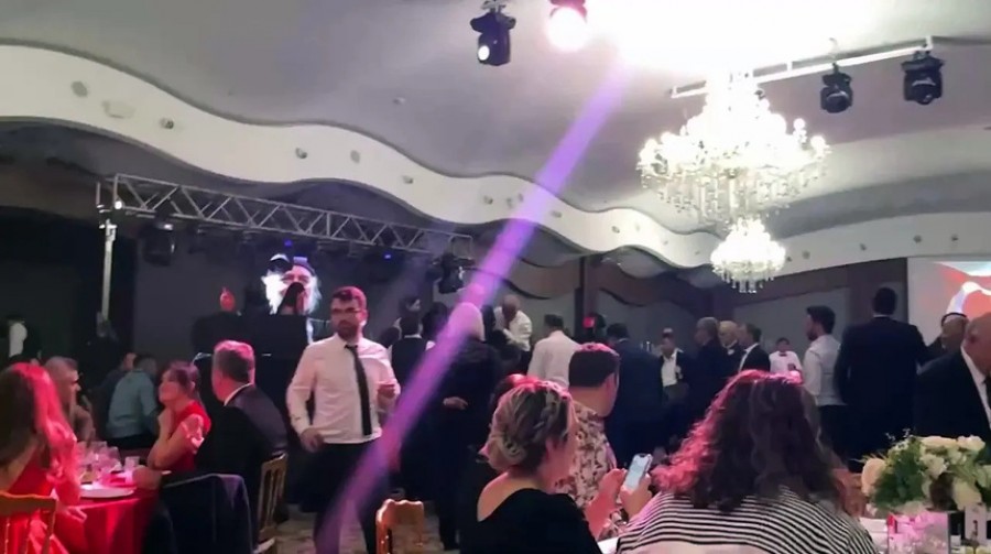 Fuat Saka sahnede fenalaştı! Hastaneye kaldırıldı