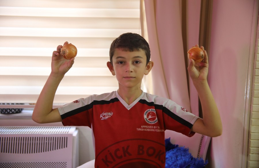 12 yaşındaki Eymen, okula giderken bile sarımsak yiyor