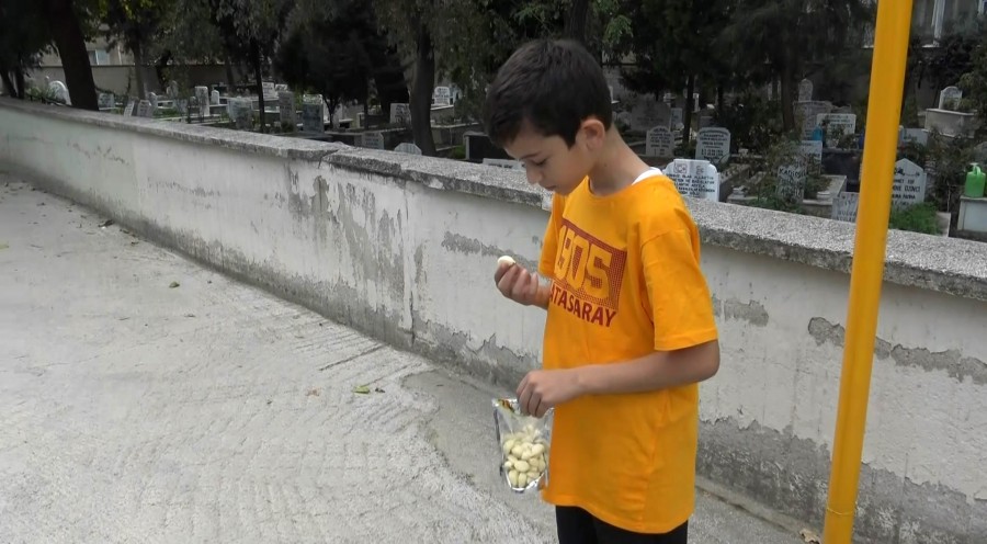 12 yaşındaki Eymen, okula giderken bile sarımsak yiyor