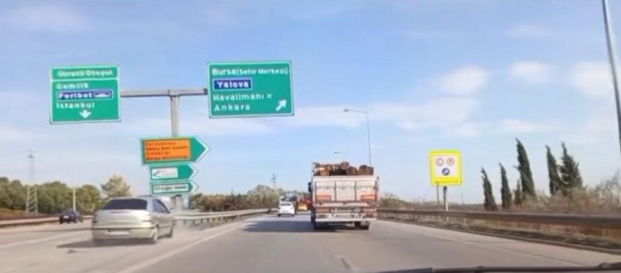 Bursa'da kararsız sürücü refüje daldı