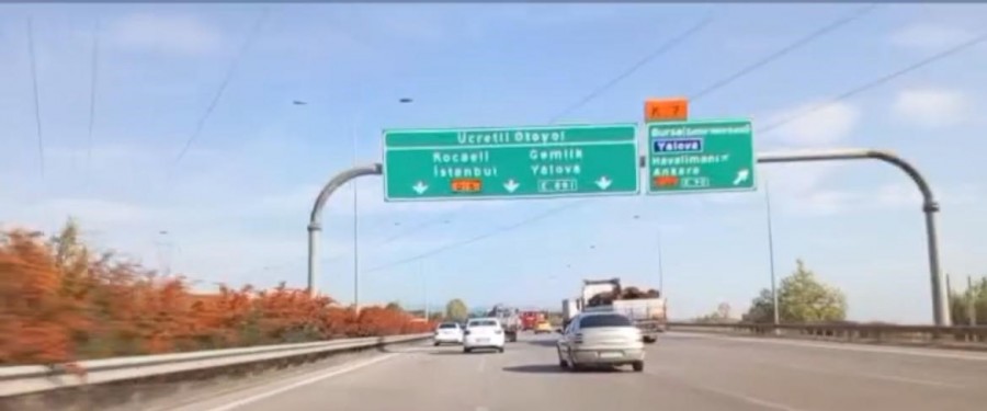 Bursa'da kararsız sürücü refüje daldı