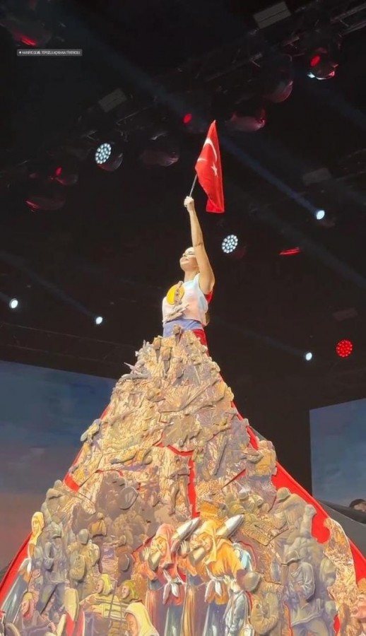 Harbiye konserinde kıyafeti gündem oldu