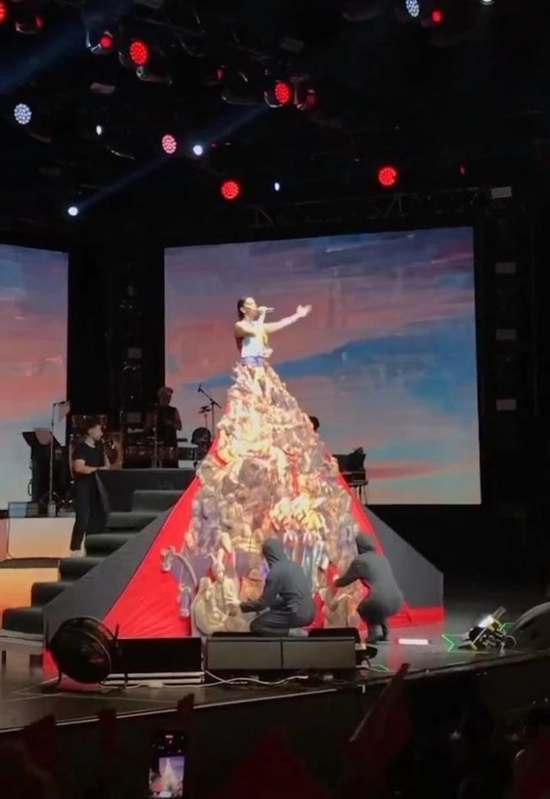 Harbiye konserinde kıyafeti gündem oldu