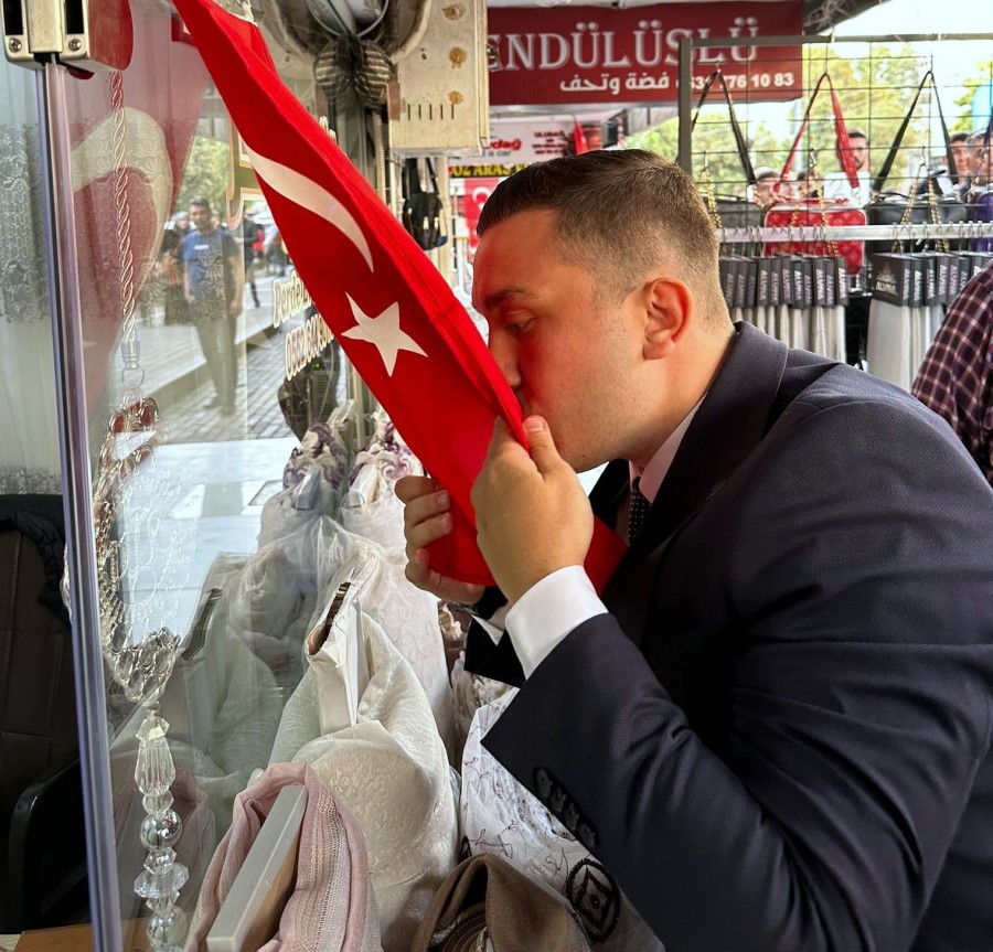 Bursa'da Çarşamba Mahallesi kırmızı beyaza büründü