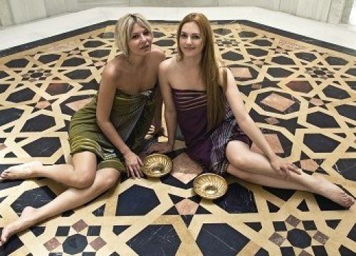 Ayşe Arman ve Meryem Uzerli hamamda