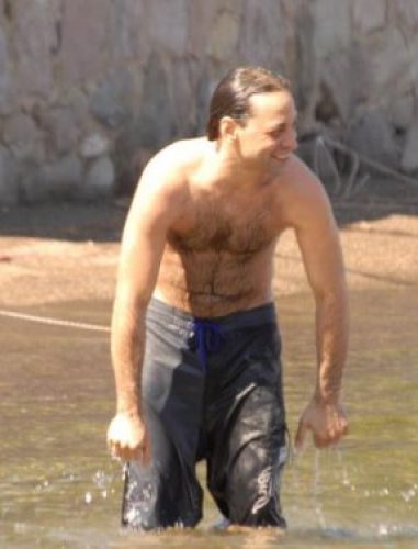 Kaan Tangöze ve Seçkin Piriler bebekleriyle tatilde
