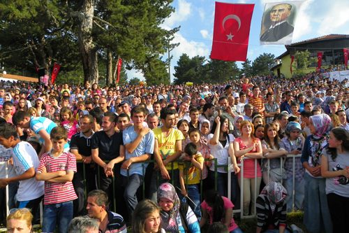 Burcu Güneş Bursa'yı coşturdu