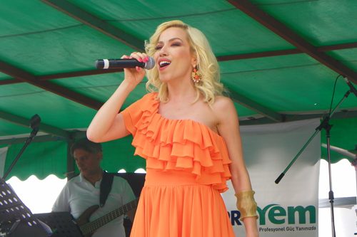 Burcu Güneş Bursa'yı coşturdu